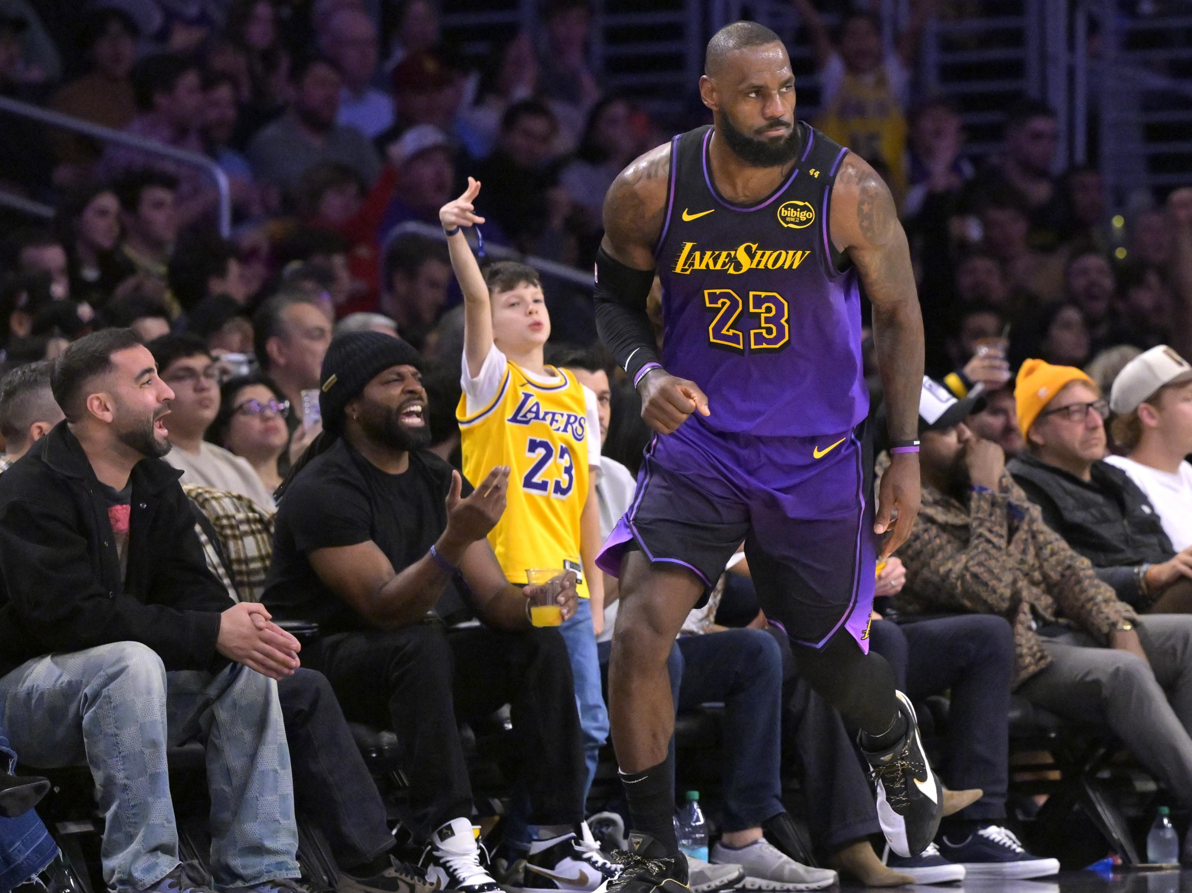  Doinb爆冷击败加拿大队，关键助攻引爆全场！